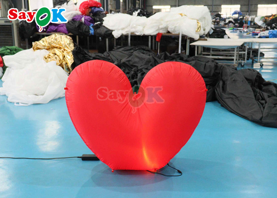 Un cuore gonfiabile gigante, una proposta di matrimonio di colore rosso e chiaro, scena di eventi incredibili.